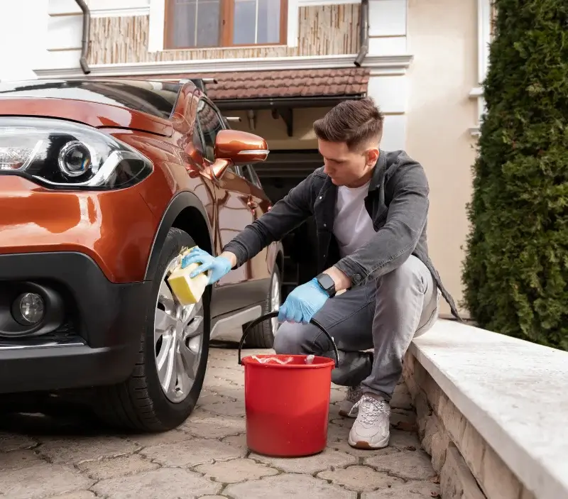 Lavage auto à domicile Saint-Loup-du-Gast : professionnel intervenant sur un véhicule